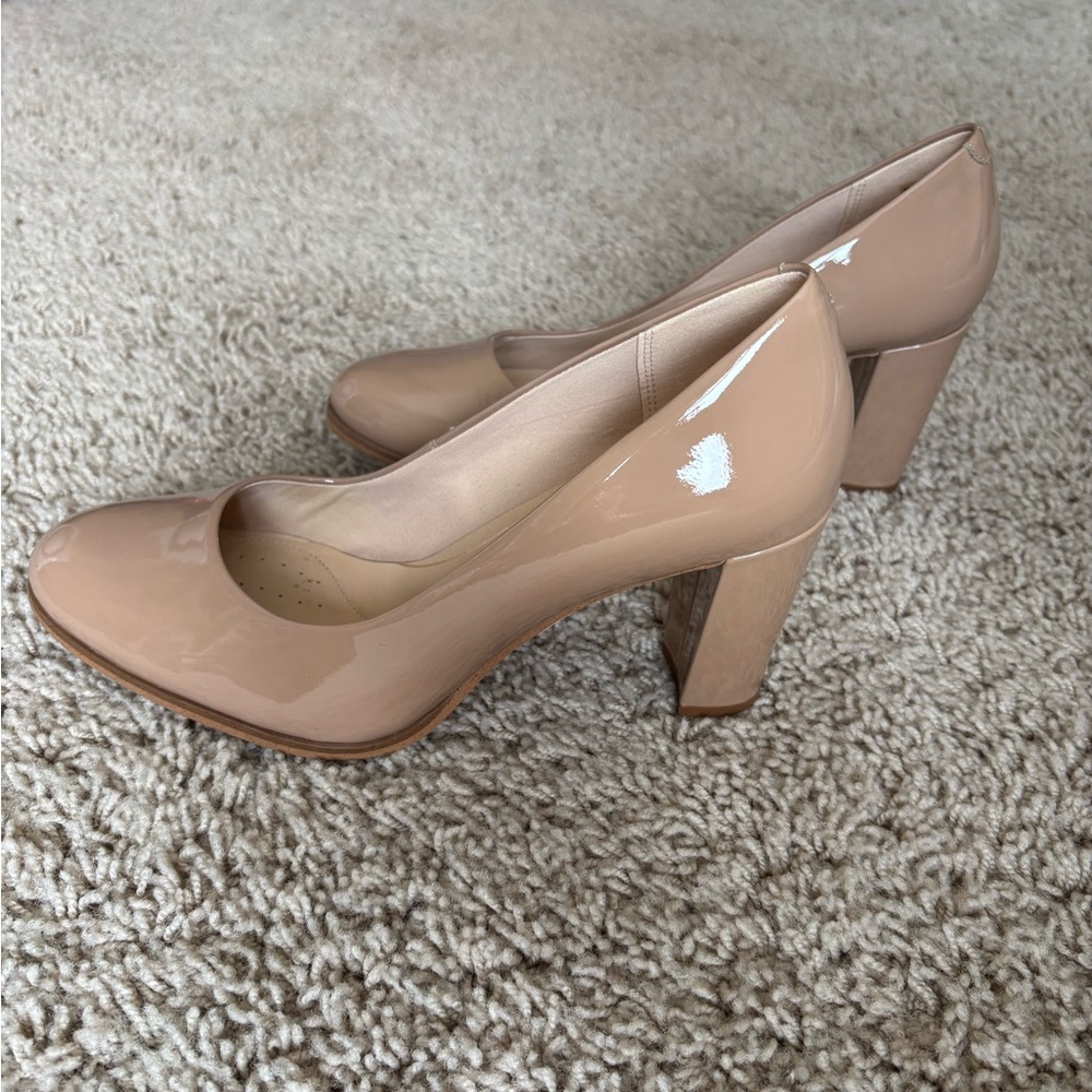 Clarks Women's Nude Patent Heels - Picture 4 of 5
